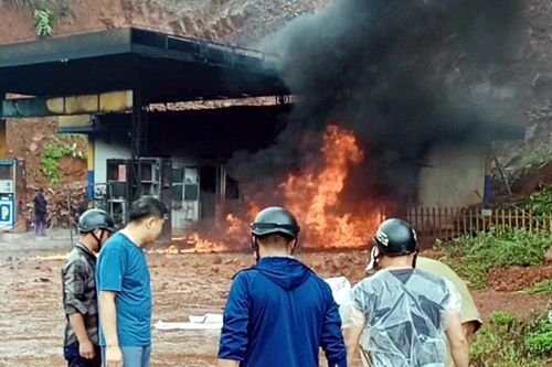 Điện Biên: Hỏa hoạn thiêu rụi cây xăng tư nhân