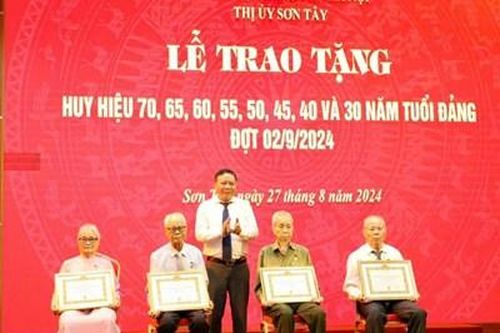 Trao Huy hiệu Đảng tặng 320 đảng viên lão thành tại Sơn Tây