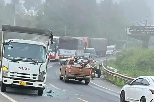 Tai nạn giữa xe khách và xe tải khiến 2 hành khách thương vong