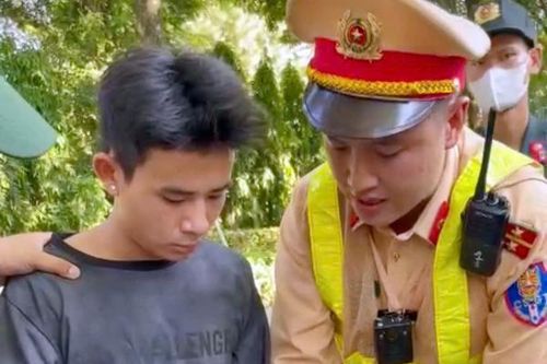 Lộ tẩy lý do nam thanh niên run cầm cập tại chốt 141 dù trời oi bức