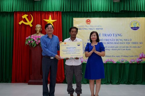 Thường trực HĐND tỉnh trao kinh phí hỗ trợ xây dựng nhà ở cho hộ nghèo xã Cam Phước Đông