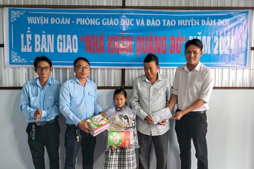 Nhà 'Khăn quàng đỏ' góp yêu thương, chia sẻ cùng bạn nghèo