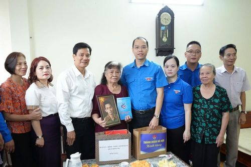 Trao tặng ảnh phục dựng của liệt sĩ về với gia đình