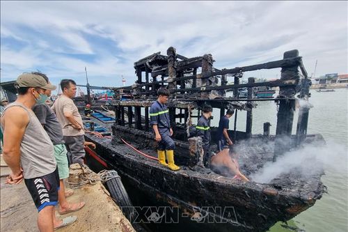 Điều tra nguyên nhân một tàu cá neo ở cảng Ninh Chữ lại bốc cháy
