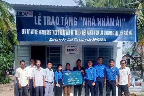 Bàn giao nhà nhân ái cho hộ nghèo ở bôn Trôk