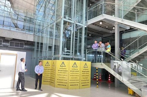 Nhân viên sân bay 22 tuổi bị đè tử vong dưới cabin thang máy kính trước sự kinh hoàng của hành khách