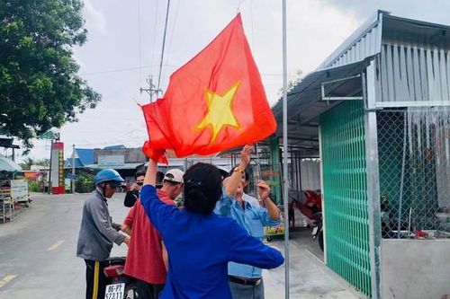Đoàn viên thanh niên hưởng ứng hoạt động treo cờ Tổ quốc đón lễ Quốc khánh