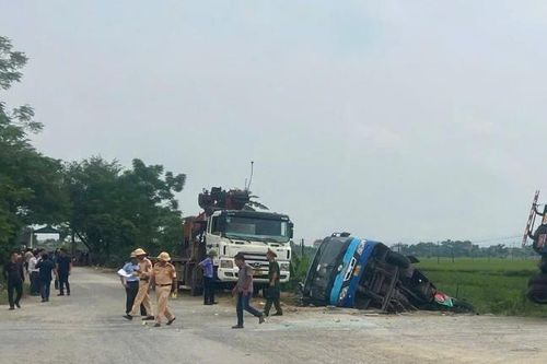 Xe buýt lật xuống ven đường sau va chạm, 3 người bị thương