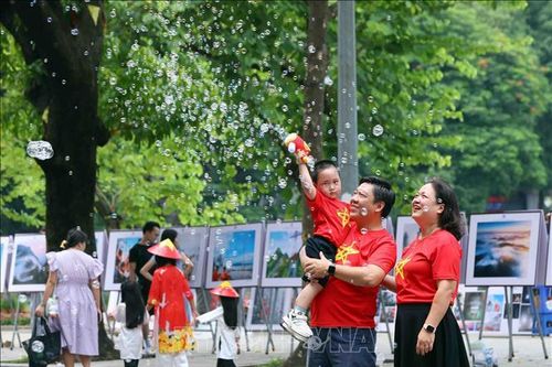 Người dân nô nức dạo chơi, ngắm cảnh Hà Nội trong ngày đầu nghỉ lễ Quốc khánh