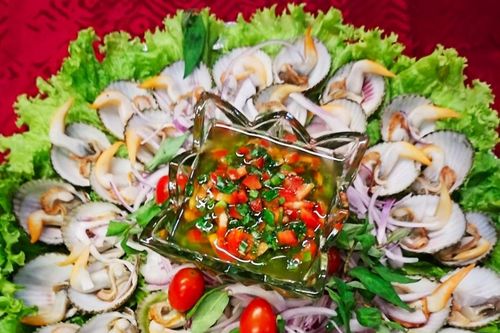 Khách quốc tế yêu thích các món sò, ốc Việt
