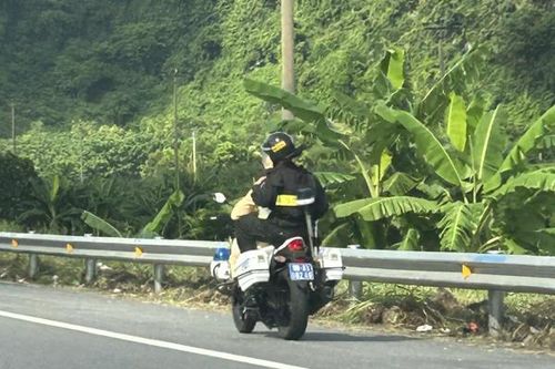Hai cán bộ Công an giúp dân khắc phục sự cố nổ lốp ô tô trên cao tốc