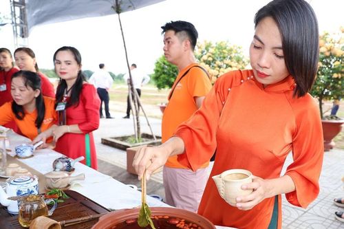 Tháng 9 về Nhơn Trạch đội nón lá sen, uống trà Phú Hội