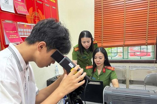 Bố trí nhân lực, phương tiện cấp căn cước cho người dân xuyên lễ