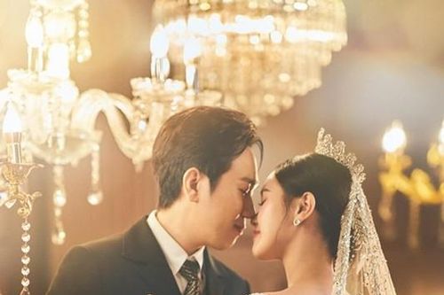 Anh Đức và bạn gái tung ảnh cưới tạo hình công chúa, hoàng tử