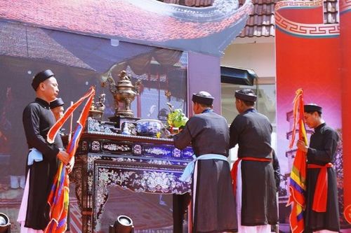 Người dân làng Hữu Chấp tái hiện nghi lễ kéo co tại Làng văn hóa