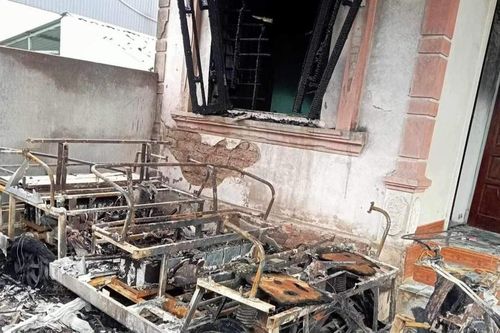 Nghệ An: xe điện du lịch bốc cháy trong đêm khi đang sạc