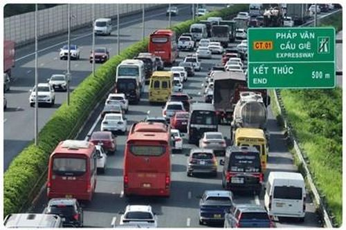 Các cửa ngõ Hà Nội ùn tắc vì dòng người trở về Thủ đô sau nghỉ lễ