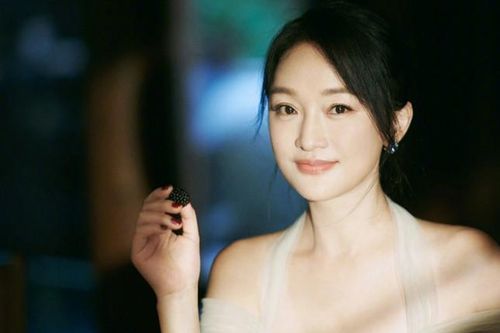 Châu Tấn 50 tuổi mà da sáng hồng, trẻ trung nhờ những thói quen độc đáo