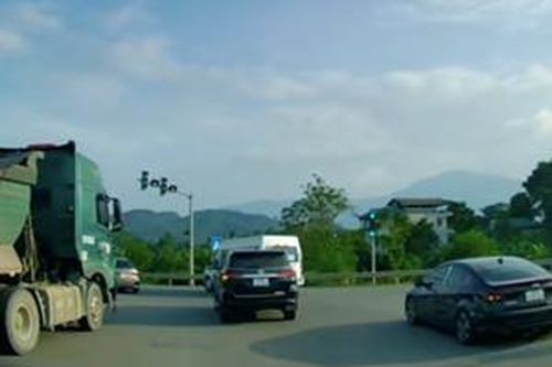 Xe 'hổ vồ' tạt đầu hàng loạt ô tô gây mất an toàn giao thông