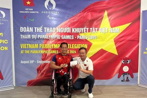 Vận động viên Lê Văn Công nhận thưởng nóng sau khi giành huy chương tại Paralympic 2024