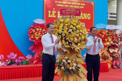 Thầy trò miền Trung hân hoan trong ngày khai giảng năm học mới