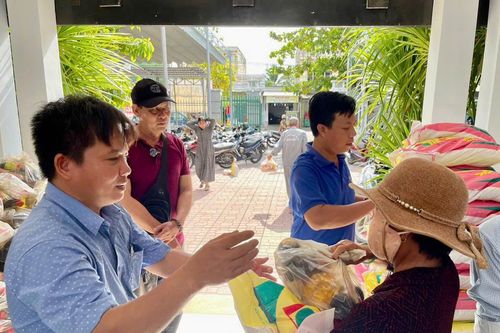 Vĩnh Phương: Trao 106 phần quà cho hộ nghèo, cận nghèo