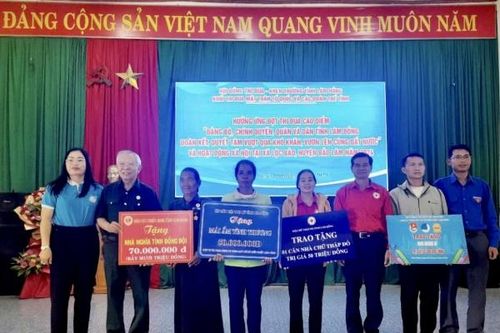 Khám bệnh, cấp thuốc miễn phí, tặng nhà Chữ thập đỏ tại Bảo Lâm