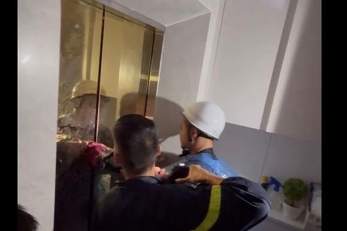 Kịp thời giải cứu người dân bị mắc kẹt trong thang máy