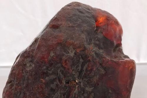 Khối hổ phách nặng khoảng 3,5 kg dùng để chặn cửa nhiều năm