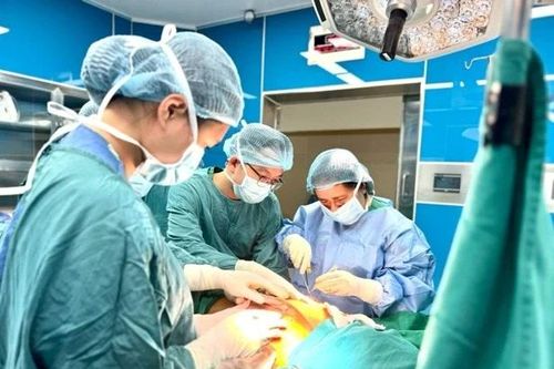Phẫu thuật cho bệnh nhân phì đại tuyến vú
