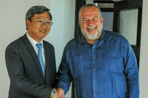 Đại sứ Lê Quang Long đến chào Thủ tướng Cuba, cam kết thúc đẩy quan hệ hợp tác kinh tế, thương mại và đầu tư