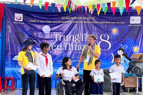 Tặng quà Trung thu cho 1.000 trẻ em đồng bào dân tôc thiểu số Khmer xã Núi Tô