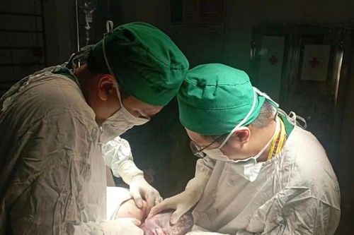 Giữa tâm bão lại điện mất, bác sĩ TTYT huyện phẫu thuật cứu thành công thai nhi bị suy tim thai