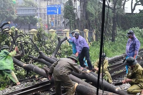 Nhiều đoàn tàu bị hủy, chậm giờ do ảnh hưởng của bão số 3