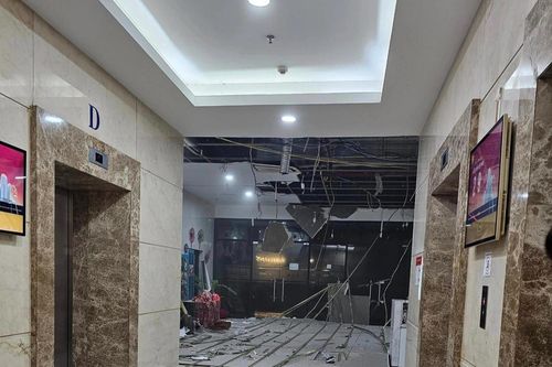 Hy hữu: Đang ngủ, cụ bà bị tảng bê tông rơi trúng giường