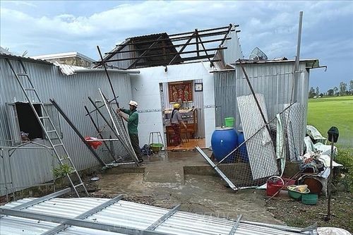 Hàng chục căn nhà ở Cần Thơ bị sập, tốc mái do mưa giông