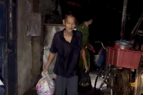 Trong đêm mưa, kiên quyết vận động, cưỡng chế 3 hộ dân sông nước rời vùng nguy hiểm ở Phúc Xá