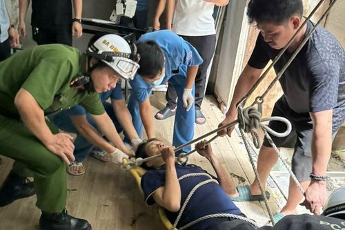 Kịp thời giải cứu người mắc kẹt trên mái nhà phố Kim Mã