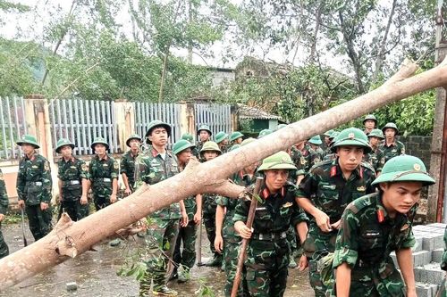 Cán bộ, chiến sĩ Thủ đô chung sức giúp người dân chống bão