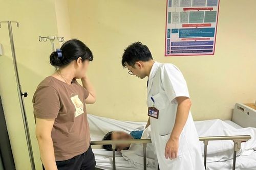 Bác sĩ căng mình cứu bệnh nhân trong đêm bão đổ bộ