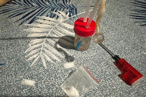 'Ngáo đá' cầm 2 tay 2 dao dọa tự sát