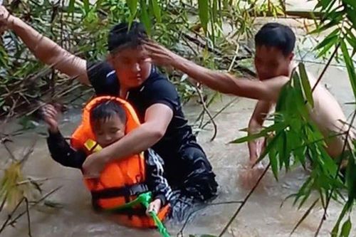 Công an và người dân vượt dòng nước xiết cứu thành công cháu bé bị nước cuốn trôi