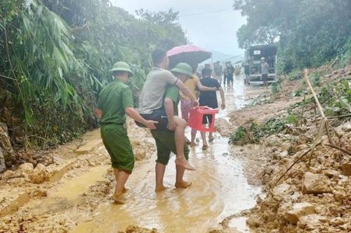 Công an xã kịp thời đưa 2 người dân vùng lũ đi cấp cứu