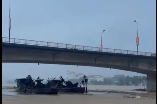 Hai tàu hút từ Trung Quốc đang trôi dạt trên sông Hồng ở Yên Bái