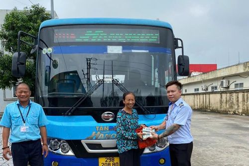 Khách đi xe buýt quên túi tiền 150 triệu đồng vui mừng được nhận lại