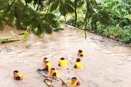 Bộ đội và dân quân huyện Đan Phượng dầm mình trong nước vận chuyển tài sản giúp dân tránh lũ