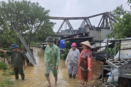 Nước sông Hồng dâng cao, Hà Nội di dời hàng trăm hộ dân khu vực chân cầu Long Biên
