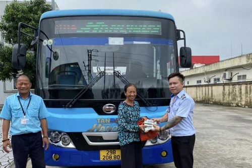 Ra ngân hàng rút 150 triệu rồi để quên trên xe buýt