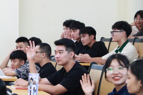 Loạt trường đại học cho sinh viên học online do mưa lũ