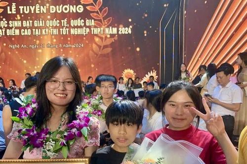 Nữ sinh người Thái đầu tiên ở bản Kẽm Đôn đỗ trường Đại học Y Hà Nội được hỗ trợ chi phí đi học